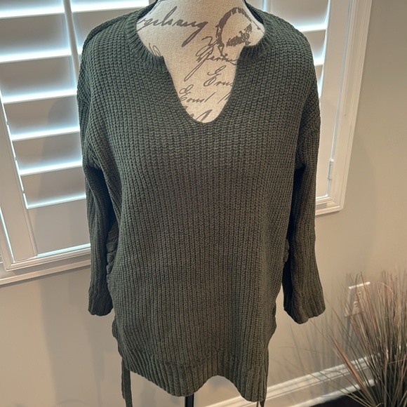 John + Jenn Sweater - Picture 2 of 6